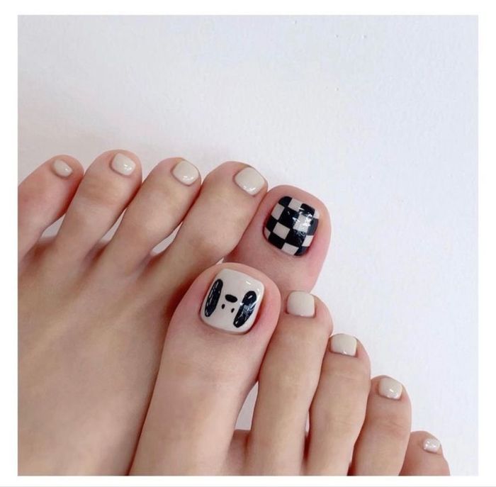 Mẫu nail chân màu trắng caro độc đáo 2 (Ảnh: Sưu tầm)