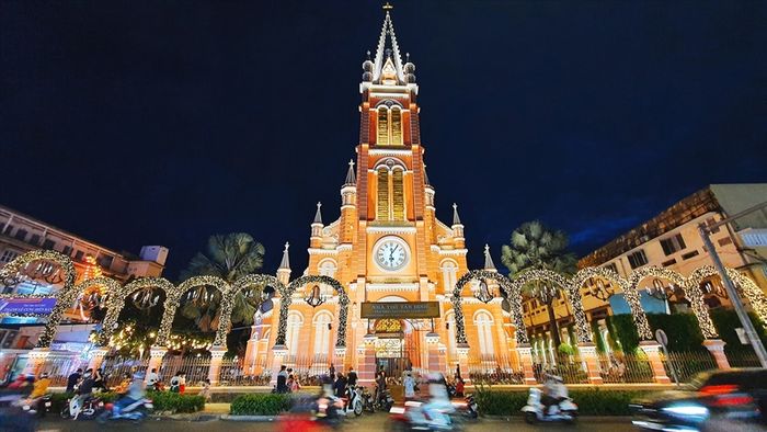 Noel nên đi đâu? Khám phá ngay những địa điểm lung linh ở Sài Gòn!
