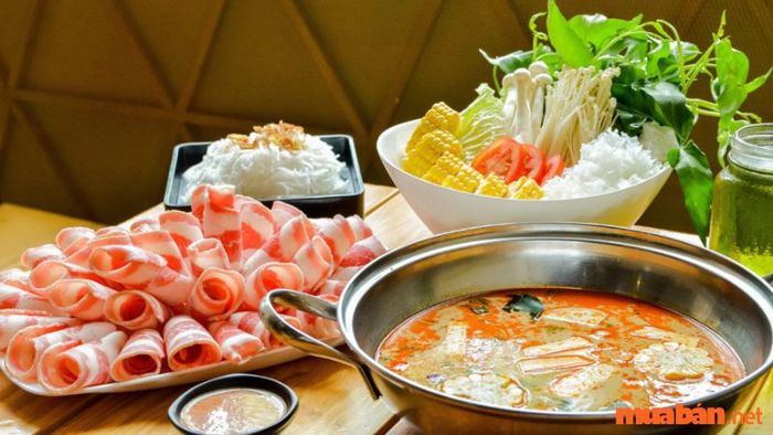 Mộc Riêu Nướng là quán lẩu Tân Bình nổi bật với không khí trong lành và ẩm thực ngon miệng.