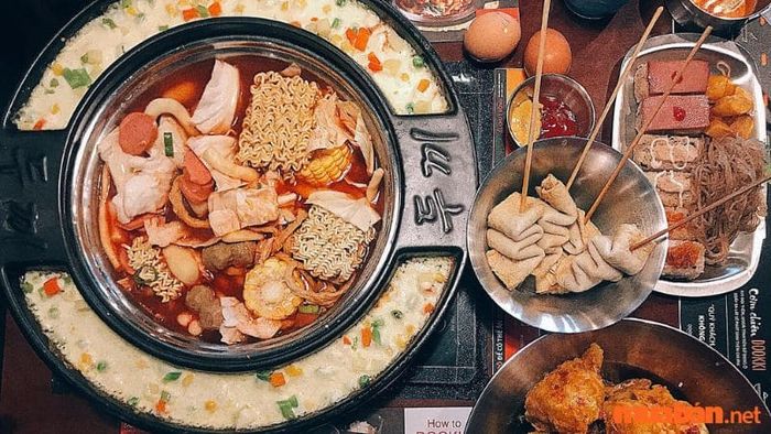 Quán lẩu Dookki tại Tân Bình là nơi lý tưởng để bạn thỏa mãn đam mê với món lẩu Tokbokki mang hương vị Hàn Quốc.