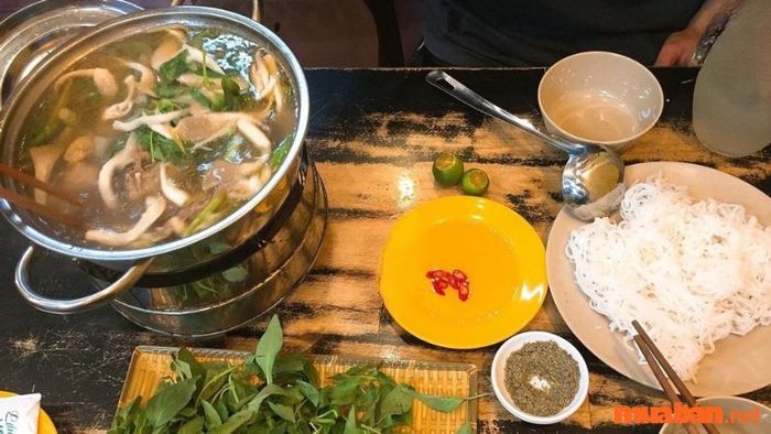 Vạn Quán – Lẩu gà lá é tại Tân Bình là nơi tuyệt vời để bạn thưởng thức ẩm thực miền Trung và món lẩu gà lá é đặc sắc.