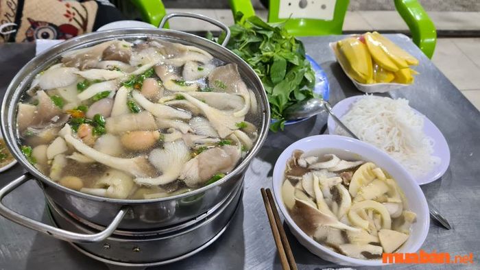 Vạn Quán – Lẩu gà lá é ở Tân Bình là điểm đến tuyệt vời cho những tín đồ yêu thích lẩu gà lá é và ẩm thực miền Trung.
