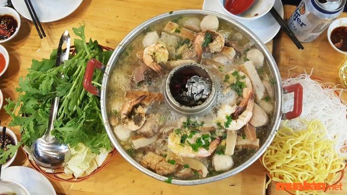 Điểm nhấn nổi bật của Lẩu Nung chính là nước lẩu thơm ngon tuyệt hảo.