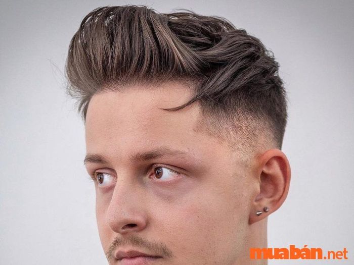 Short quiff dài phù hợp với mọi loại khuôn mặt, bao gồm cả khuôn mặt tròn.