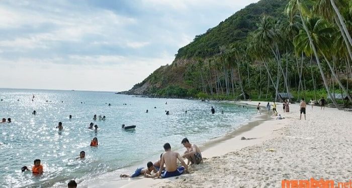 Khi đến đây, du khách sẽ được đắm mình trong làn nước xanh mát, sảng khoái