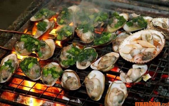 Hải sản luôn là món ăn được ưa chuộng khi đến biển