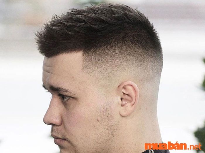 Short quiff ngắn không làm nổi bật khuyết điểm trên khuôn mặt.