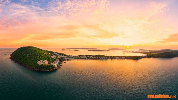 Khoảnh khắc hoàng hôn lãng mạn