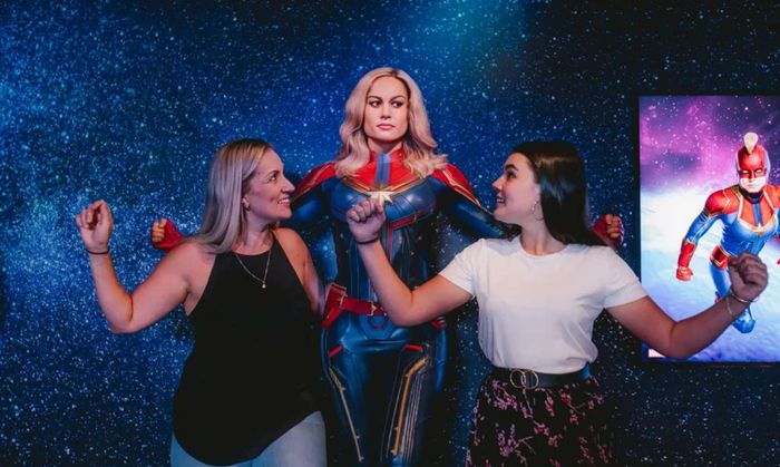 Check-in bên tượng sáp Wonder Woman