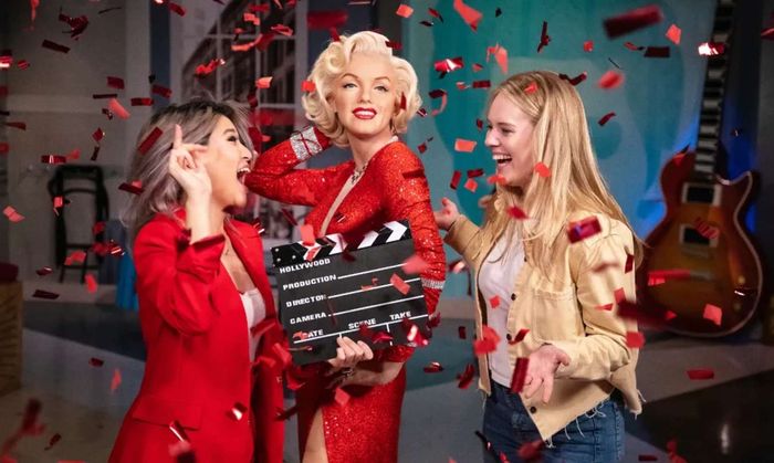 Tương tác với tượng sáp của những ngôi sao điện ảnh nổi tiếng tại Hollywood