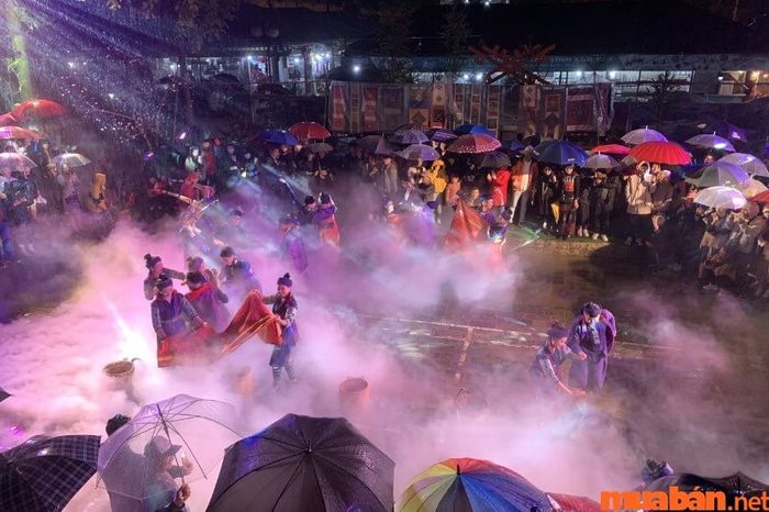 Tham gia phiên chợ tình nổi tiếng