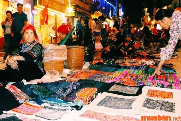 Chợ tình Sapa bày bán nhiều sản phẩm địa phương đặc sắc.