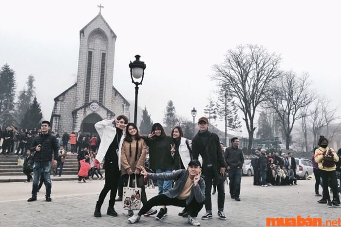 Trong mùa đông, nhà thờ đá Sapa trở nên huyền ảo với lớp “áo choàng” trắng tinh khiết.