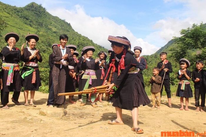 Sapa còn tổ chức nhiều chương trình văn nghệ phong phú để phục vụ du khách.