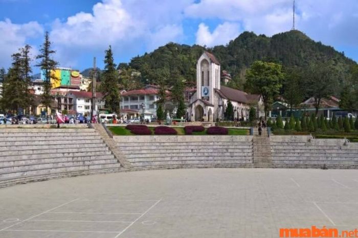 Quảng trường Sapa rộng lớn ngay bên cạnh.