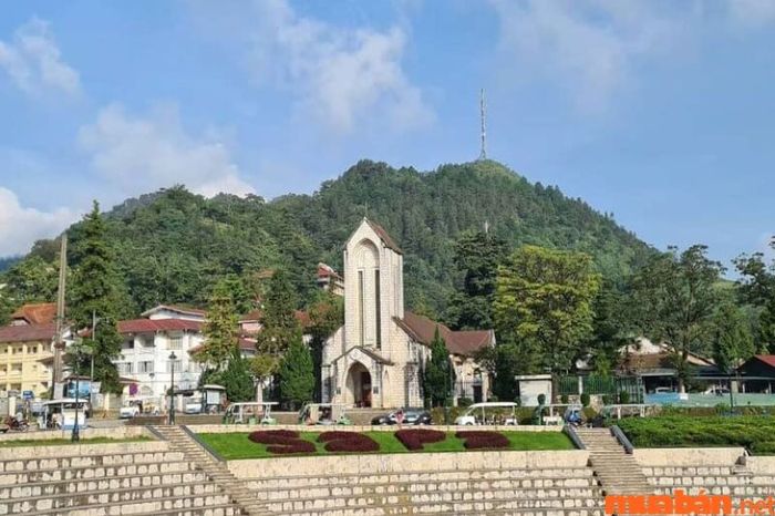 Vào mùa hè, những tia nắng vàng rực rỡ chiếu xuống những phiến đá cổ, tạo nên khung cảnh tuyệt mỹ.