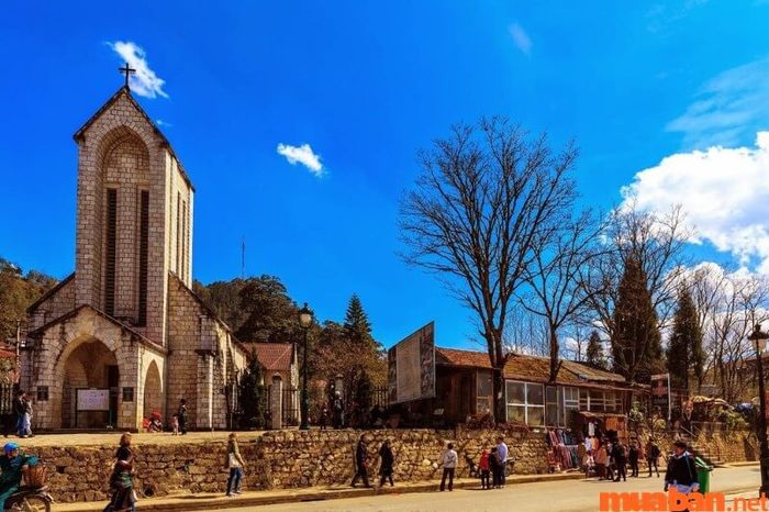 Nhà thờ Đá Sapa nằm ở vị trí trung tâm của thị trấn Sapa, Lào Cai.