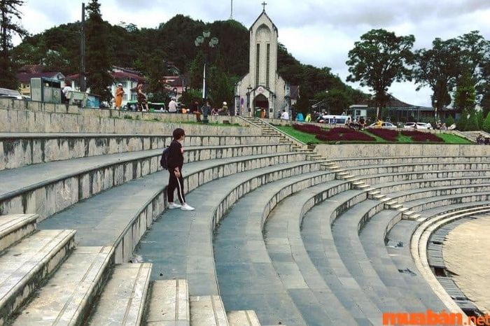 Bậc thang ở nhà thờ Đá Sapa là nơi lý tưởng để chụp ảnh sống ảo.