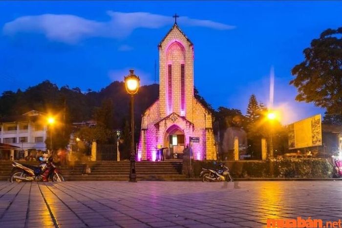 Nhà thờ trở nên rất đẹp vào ban đêm.