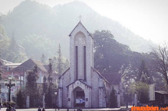 Nhà thờ đá Sapa còn được gọi là nhà thờ Đức Mẹ Mân Côi, được xây dựng từ năm 1926.