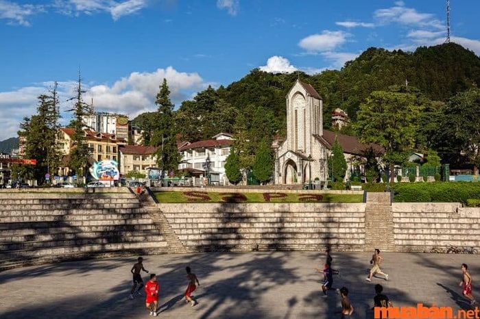 Vào mùa thu, thời tiết Sapa se lạnh, khung cảnh nhà thờ tĩnh lặng và vắng vẻ.