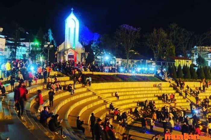 Khung cảnh nhà thờ rực rỡ vào ban đêm