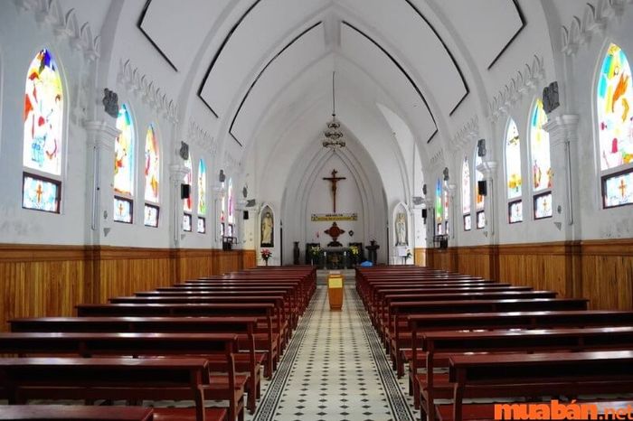 Tường bên trong nhà thờ đá Sapa được sơn màu trắng