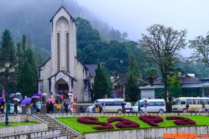 Khuôn viên nhà thờ đá Sapa có diện tích lên tới 6.000m2