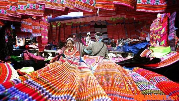 Thổ cẩm là món quà lưu niệm rất được ưa chuộng tại chợ tình Sapa.