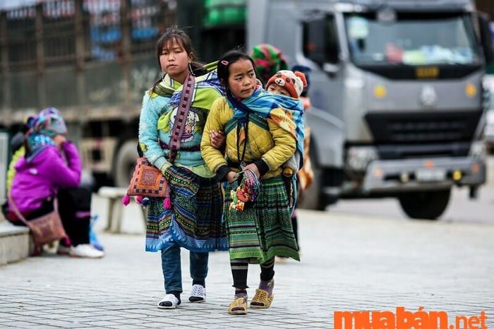 Các em bé dân tộc