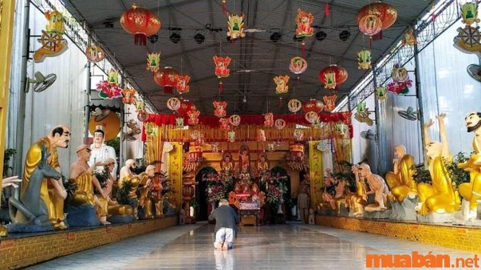 Chùa Pháp Quang Phú Quốc là một ngôi chùa cổ kính và xinh đẹp trên Đảo Ngọc
