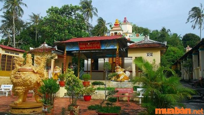Chùa Sùng Hưng có nhiều bức tượng Phật được chạm khắc tinh xảo và hoa mỹ