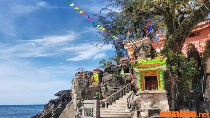 Chùa Bà là nơi thờ cúng Thủy Long Thánh Mẫu – vị thần đã có công khai phá và phát triển hòn đảo này