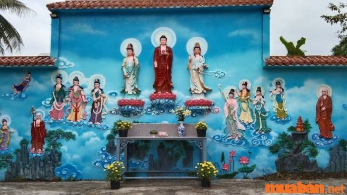 Chùa Ông Phụng ở Phú Quốc được xây dựng trên một sườn núi, quanh năm tươi tốt bởi cây cối