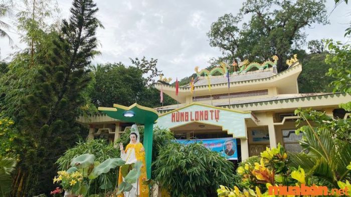 Chùa Sư Muôn còn được gọi là Hùng Long Tự