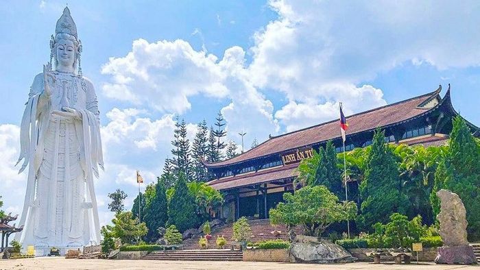 Chùa Linh Ẩn Đà Lạt tọa lạc trên một ngọn đồi cao, được bao bọc bởi cánh rừng xanh tươi.
