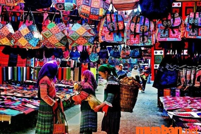 Chợ phiên đêm ở Sapa