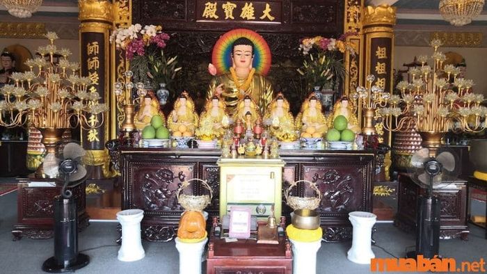Chùa Pháp Quang ở Phú Quốc nổi bật với kiến trúc nguy nga tráng lệ, thu hút sự chú ý của nhiều du khách