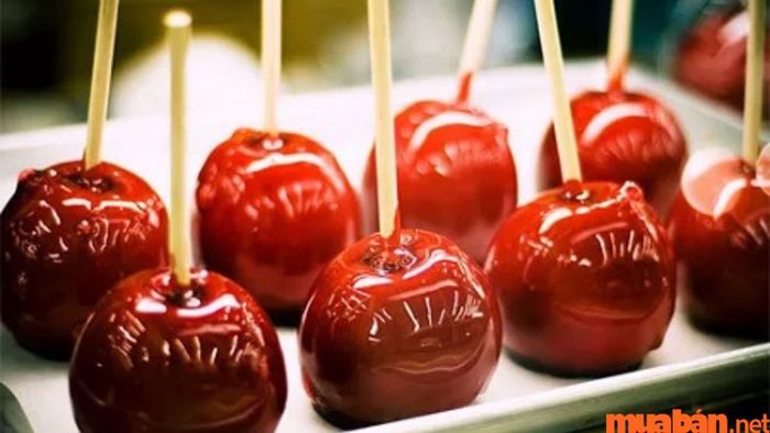 Kẹo táo là món ăn đặc trưng cho trẻ em trong lễ Halloween