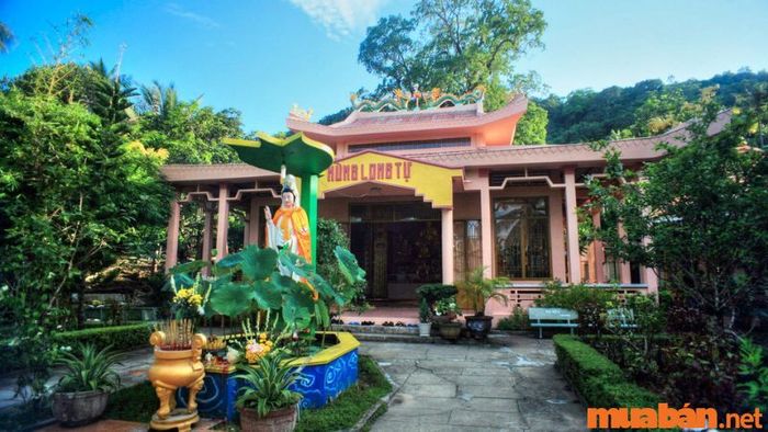 Chùa Phú Quốc - Hùng Long Tự nổi bật với kiến trúc mang đậm ảnh hưởng dân gian
