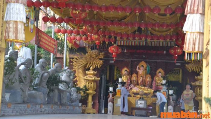 Chùa Pháp Quang Phú Quốc mang đến cho bạn một bầu không khí thanh tịnh và linh thiêng