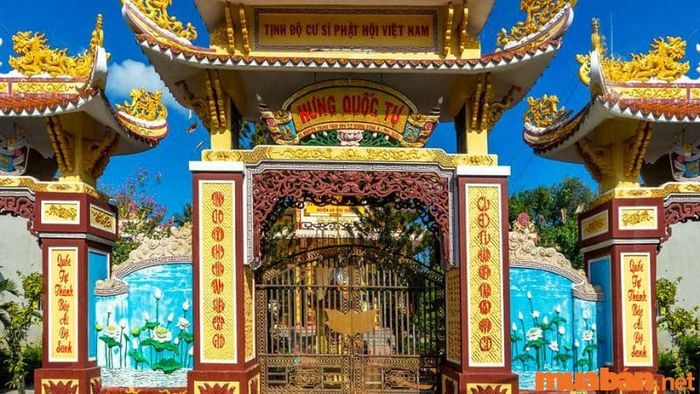 Chùa Hưng Quốc Tự ở Phú Quốc là một ngôi chùa cổ kính và yên tĩnh, thu hút nhiều tín đồ đến tu hành