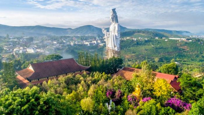 Chùa Linh Ẩn nổi bật với kiến trúc độc đáo và ấn tượng.