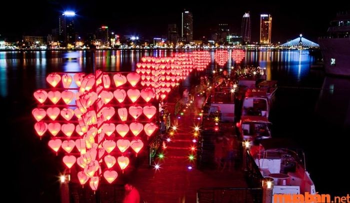 Cầu khóa tình yêu là nơi lý tưởng mà nhiều cặp đôi thường ghé thăm để chụp hình.