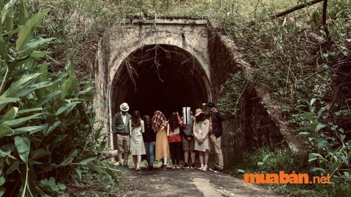 Chụp ảnh cùng nhóm bạn với phong cách huyền bí tại hầm Hỏa Xa Đà Lạt