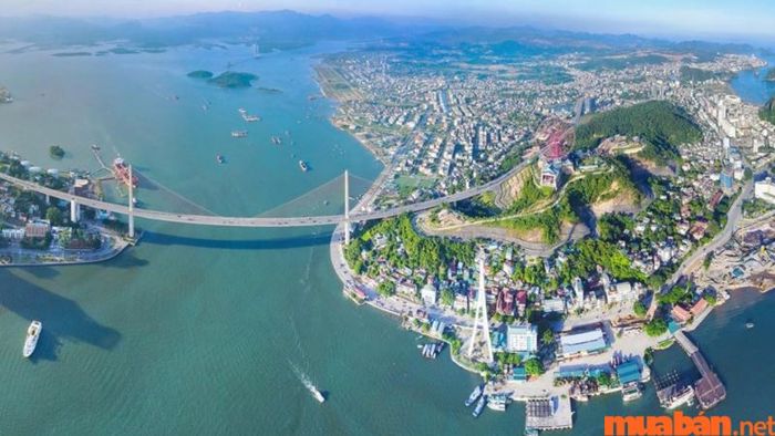 Hòn Gai nhìn từ trên cao