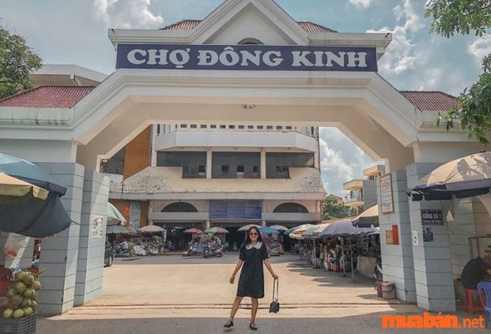 Kinh nghiệm du lịch Lạng Sơn - Đừng quên mua sắm tại Chợ Đông Kinh