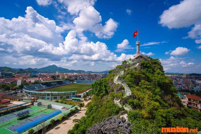 Kinh nghiệm du lịch Lạng Sơn - Khám phá vẻ đẹp cột cờ Núi Phai Vệ