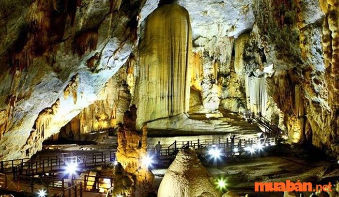 Hang Thẩm Báng là hang đá tự nhiên vẫn giữ nguyên vẻ đẹp hoang sơ đến ngày nay.
