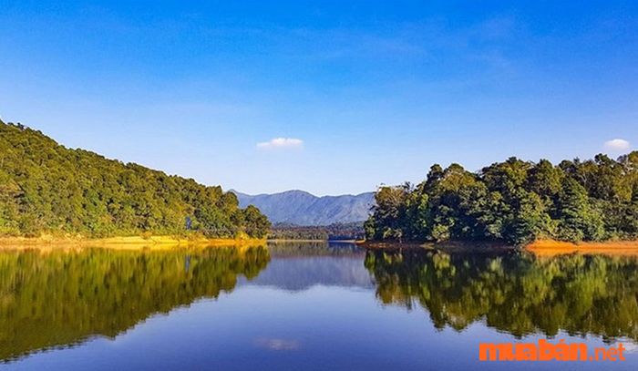 Hồ Pá Khoang mang đến không khí rất thoáng đãng và trong lành.